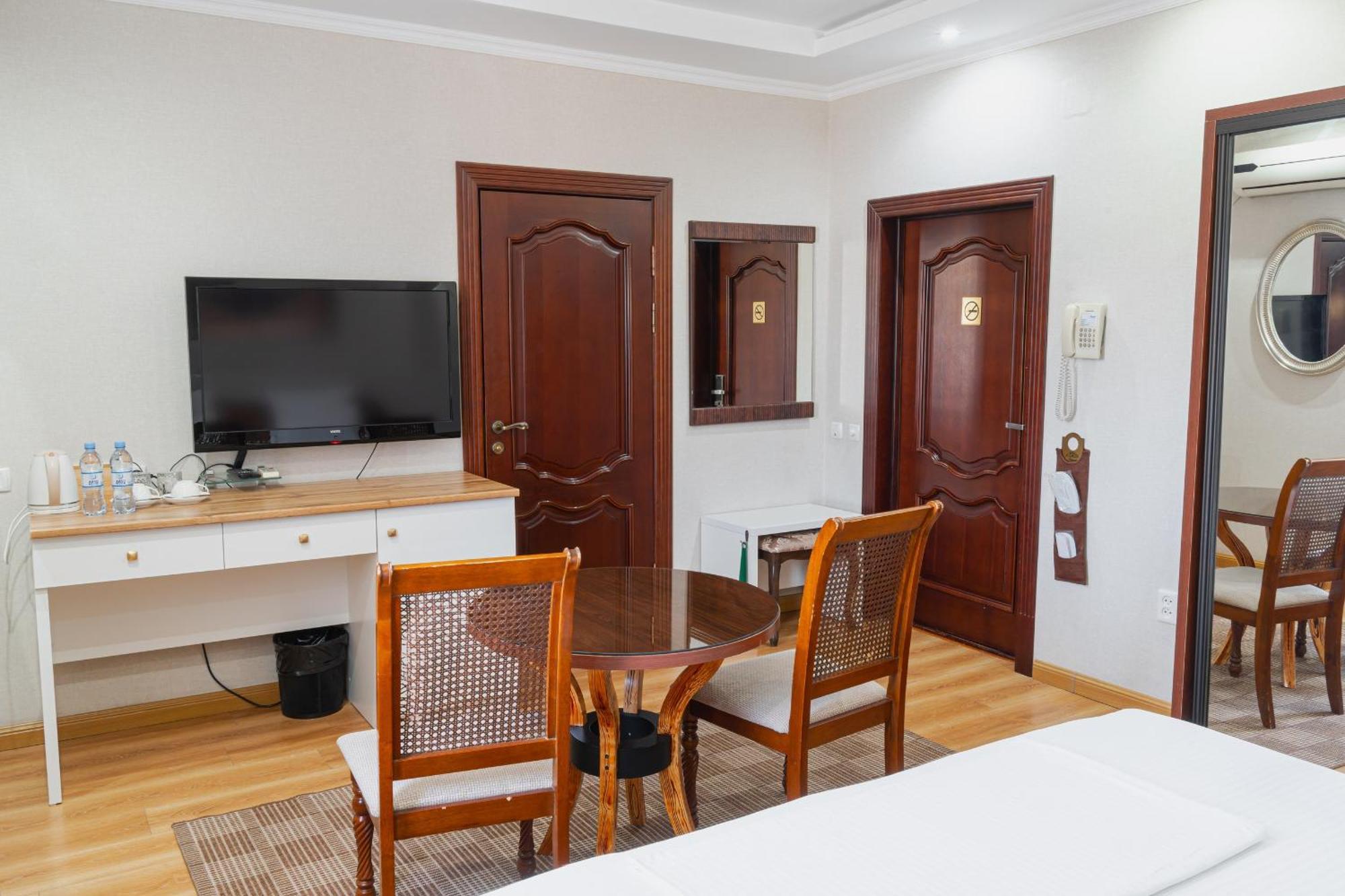 Altair Hotel Sjymkent Exteriör bild